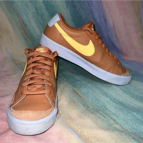 Nike Blazer Low ' 77 Amber Brown / Melon Tint Women’s 7 / 5.5Y Shoes - Picture 3 of 8